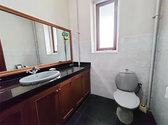Bathroom of Art Deco style 4 BHK Home in Cuffe Parade