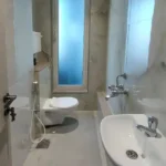 8 BHK Jodi Windsor Grande Andheri West Bathroom With Tall Frosted Window
